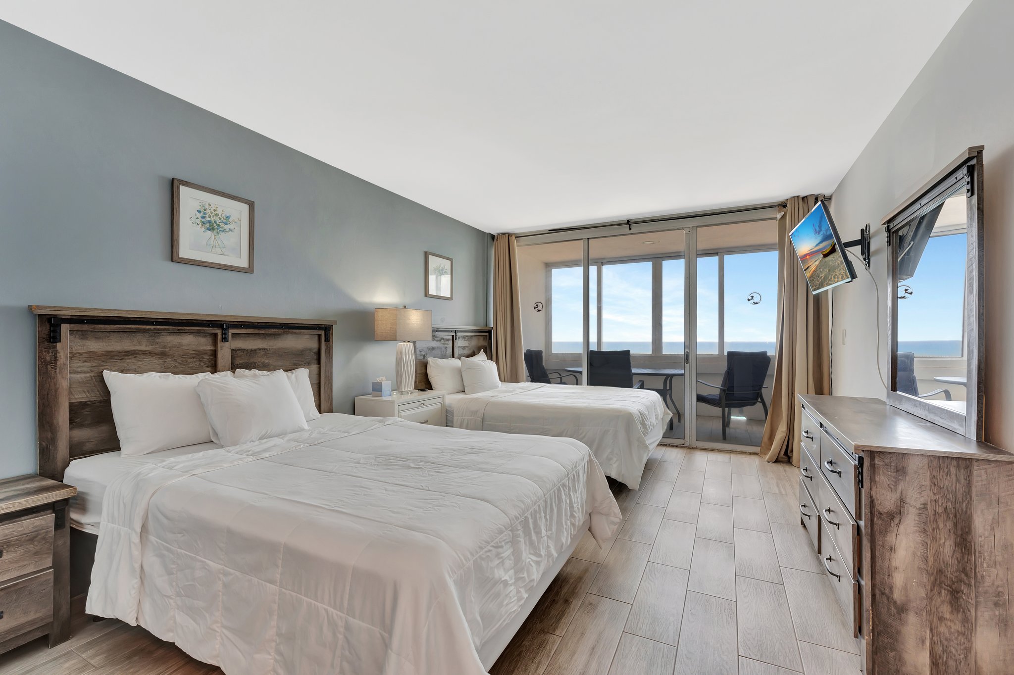 2 Bedroom Suite second bedroom with twin beds and ocean views